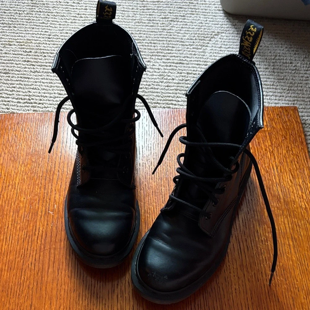 DR MATRENS Leather Lace up 8-eye black boot. Size U.S. 6. - Picture 3 of 10